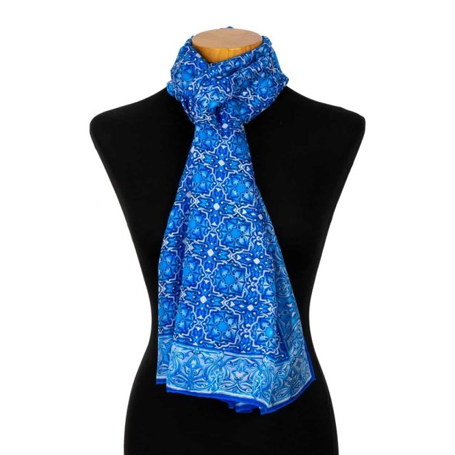 Fular de seda azul para el cuello con estampado geométrico árabe