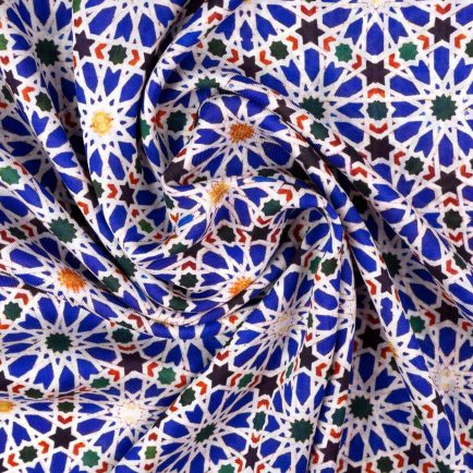 Detalle de pañuelo azul con patrón geométrico estampado inspirado en los azulejos del Alcázar de Sevilla