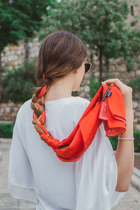 Mujer con una trenza hecha con un pañuelo