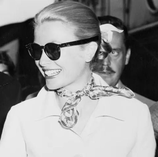 Princess kelly with a silk scarf Hermès