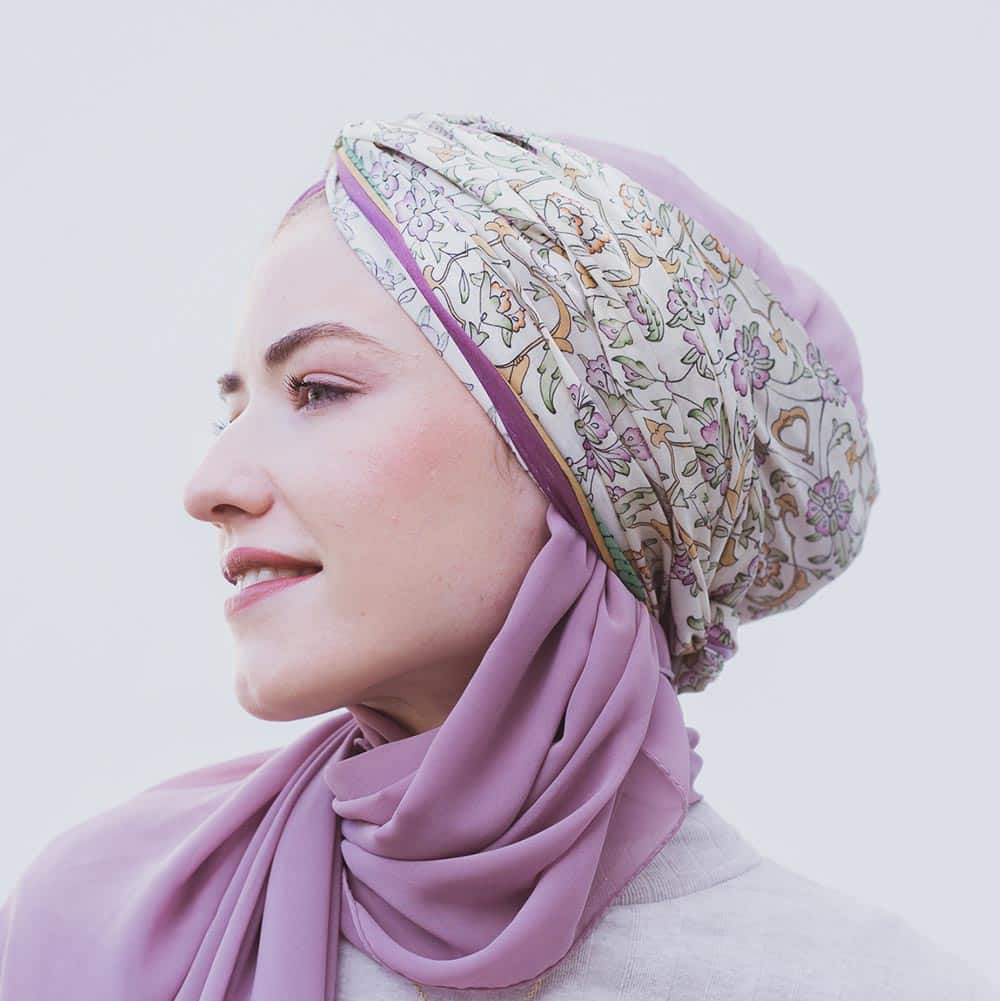 Mujer con pañuelo en la cabeza morado