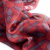 Detalle de pañuelo rojo y gris de seda y modal