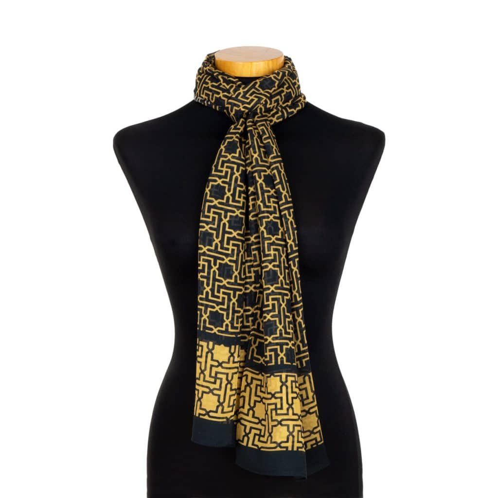 Pañuelo negro y dorado inspirado en La Alhambra de Granada