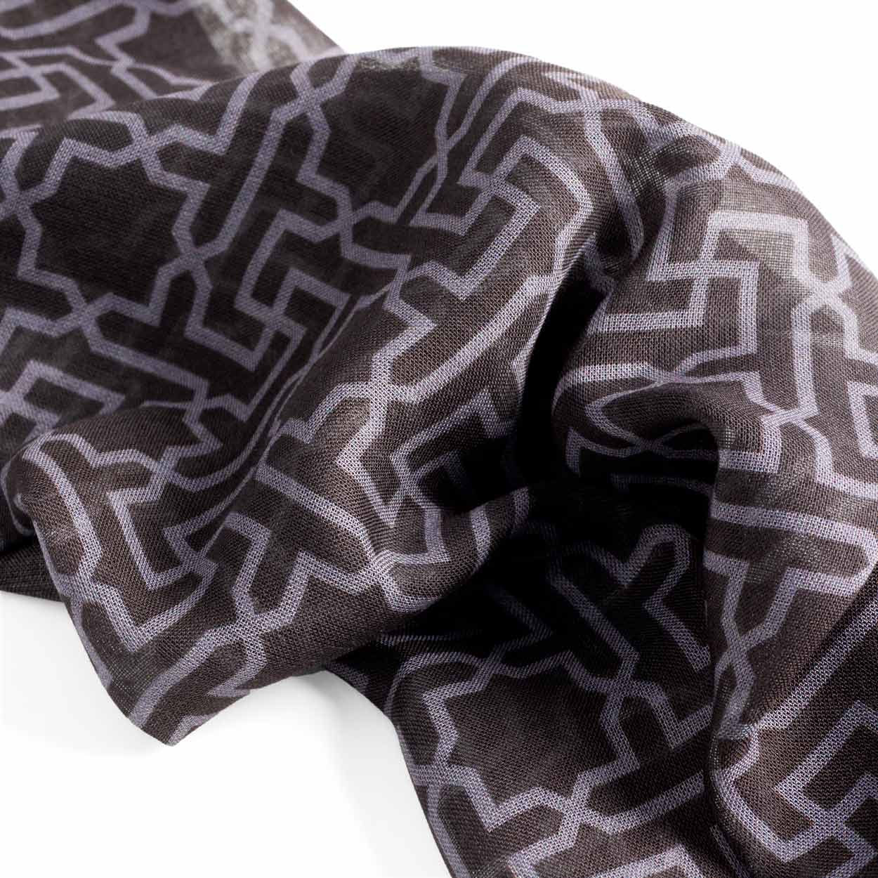 Pañuelo negro y gris con estampado geométrico