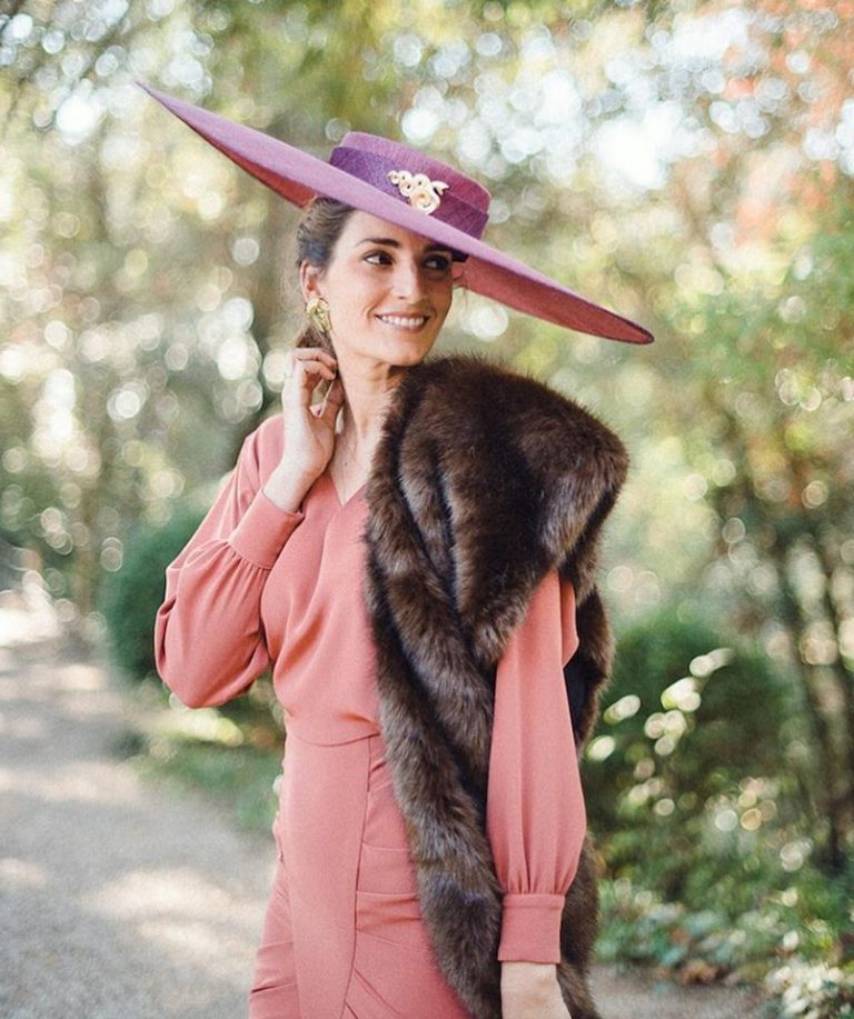 Invitada de boda con estola de pelos en lugar de chal