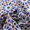 Detalle de la textura de pañuelo azul estampado inspirado en los mosaicos de Marruecos