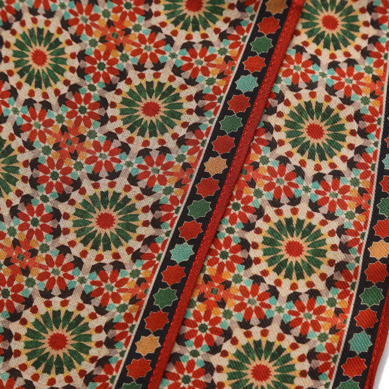 Pañuelo Modal Rojo y Verde Mosaicos Zubaida - detalle 6