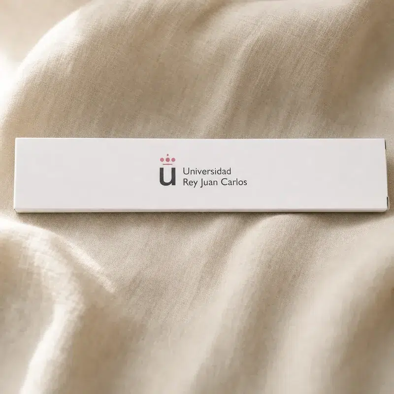 Cajita blanca para abanico personalizada con el logo de la Universidad Rey Juan Carlos