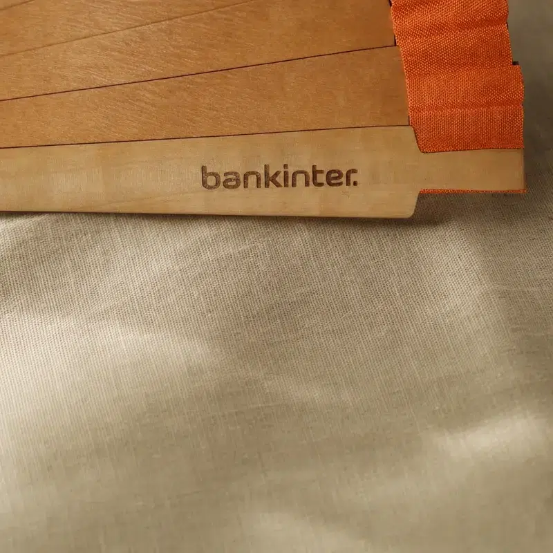 Abanico personalizado con el logo de Bankinter grabado a láser en la varilla
